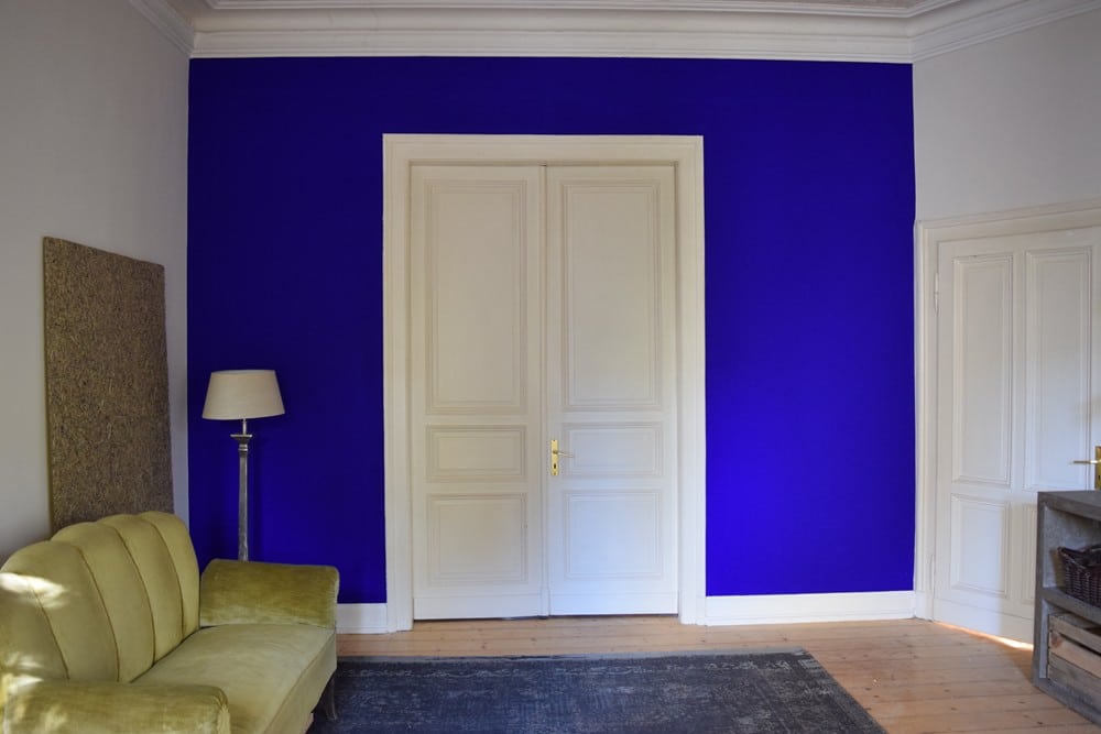 1 Wand in Ultramarinblau